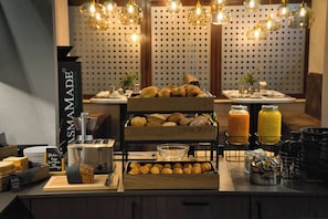 Café da manhã com buffet diário (EUR 18.5 por pessoa)