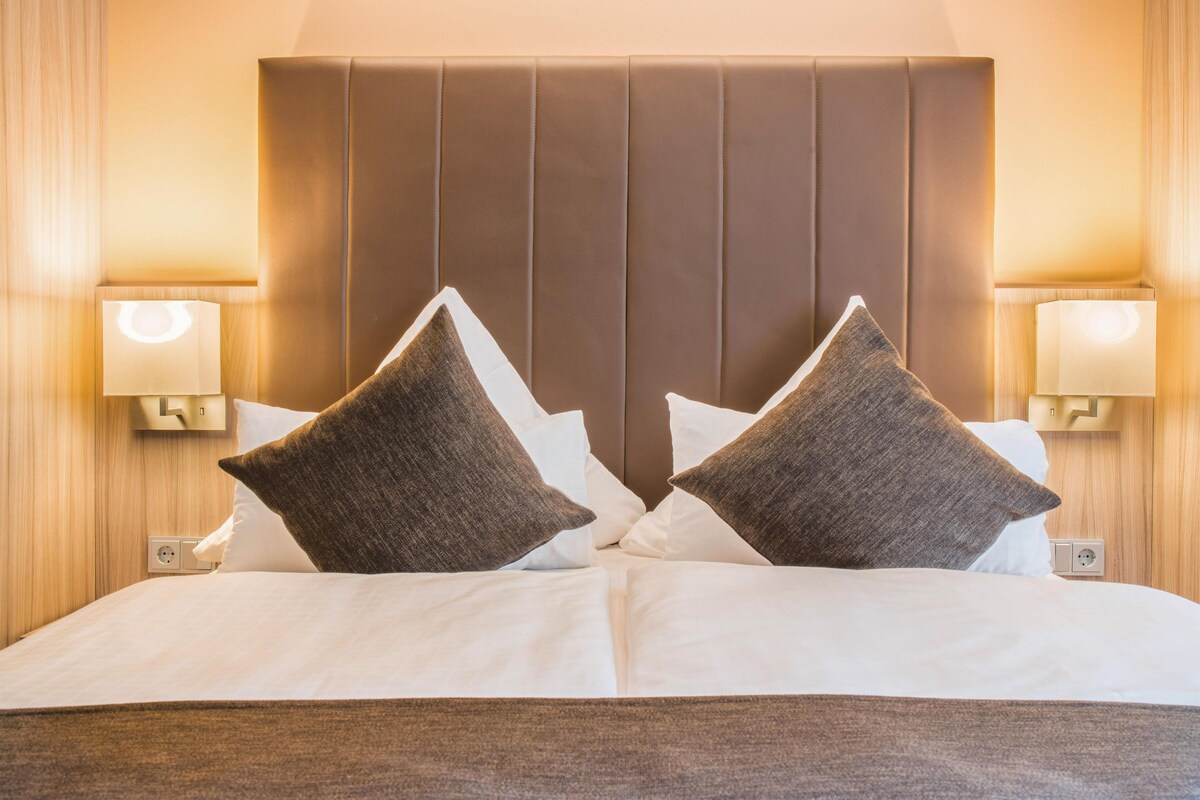 Comfort Room, 1 Queen Bed | In-room safe, desk, iron/ironing board (on request), WiFi (free)