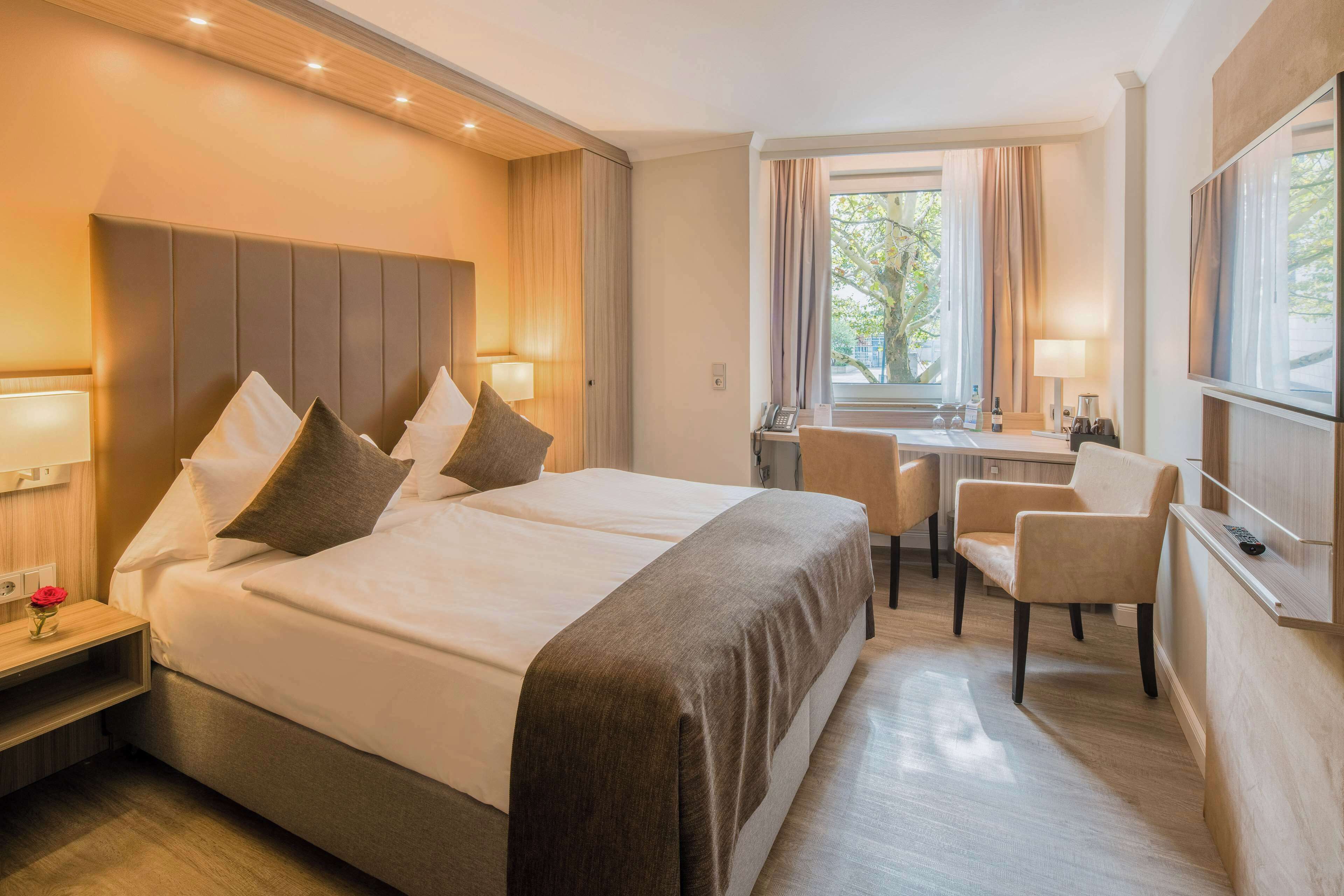 comfort room, 1 queen bed | in-room safe, desk, iron/ironing board, free wifi