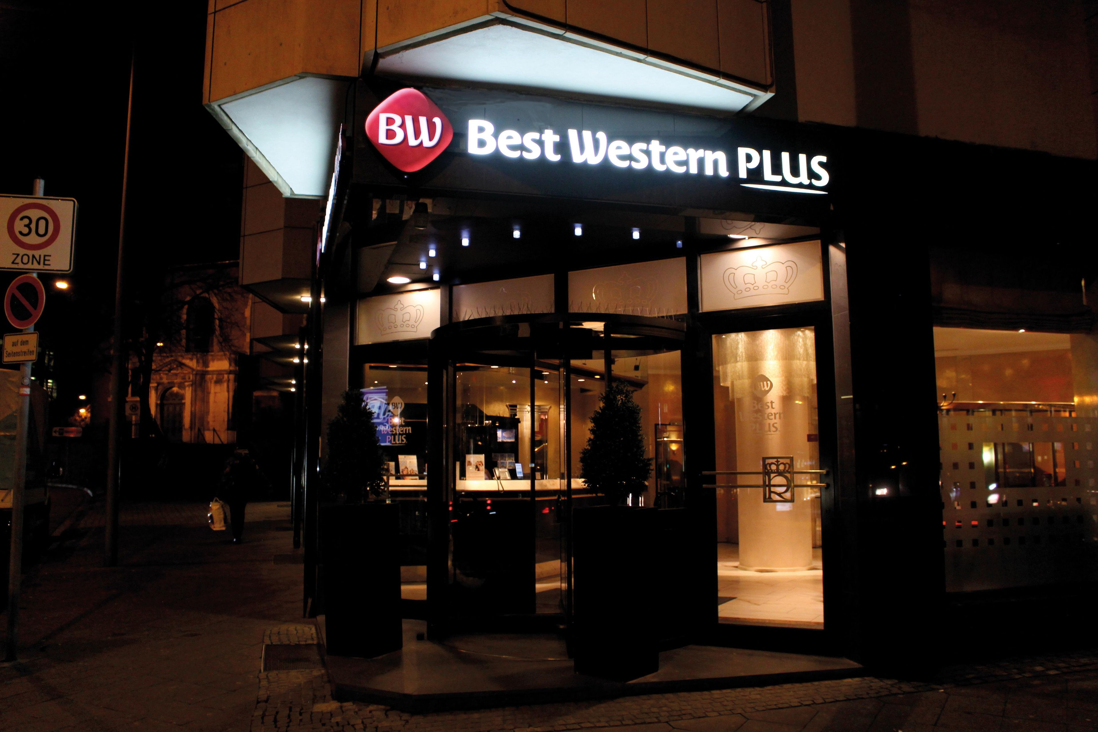Entrada d'un hotel Best Western Plus amb façana de vidre i un rètol sobre la porta.