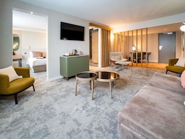 Suite superior, 1 cama de matrimonio grande | Ropa de cama de alta calidad, minibar, caja fuerte y escritorio