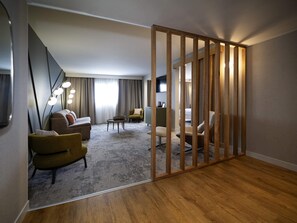 Superior Suite, 1 King Bed | Premium bedding, minibar, in-room safe, desk - Mercure Bordeaux Lac (Bordeaux)