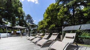 Terraza con sillones de descanso y zona de estar cubierta.