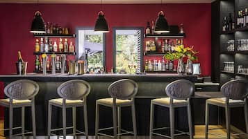 Se sirven desayunos, comidas y cocina francesa con vista a la alberca