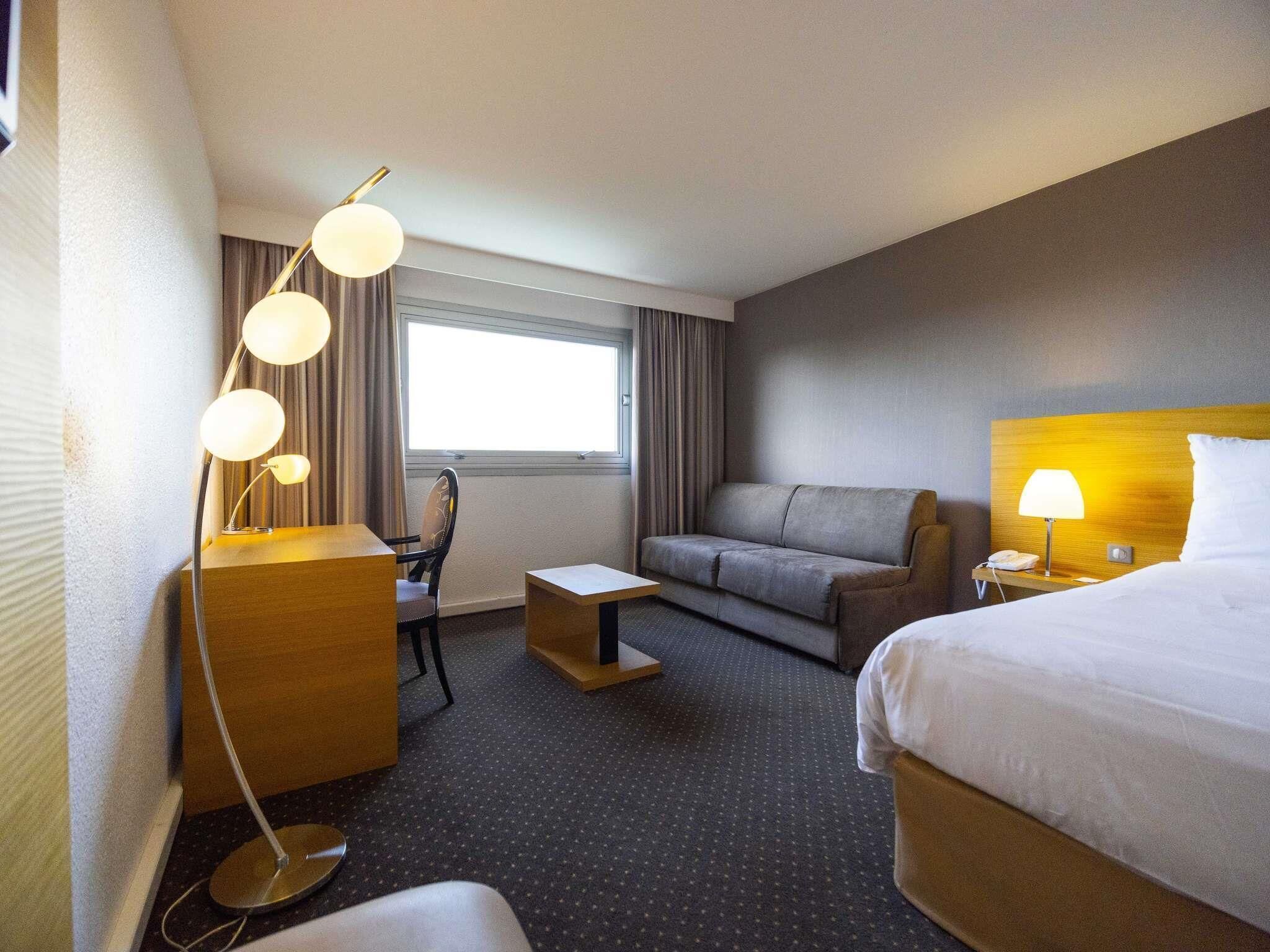 Standaard kamer, 1 tweepersoonsbed met slaapbank | Luxe beddengoed, een minibar, een kluis op de kamer, een bureau