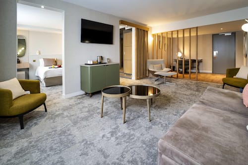 Suite Supérieure, 1 très grand lit | Literie de qualité supérieure, minibar, coffres-forts dans les chambres