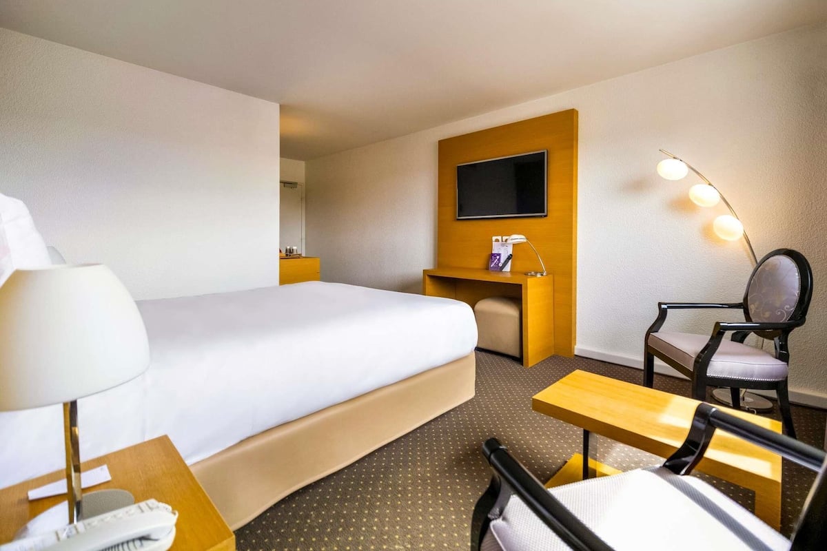 Premium bedding, minibar, in-room safe, desk