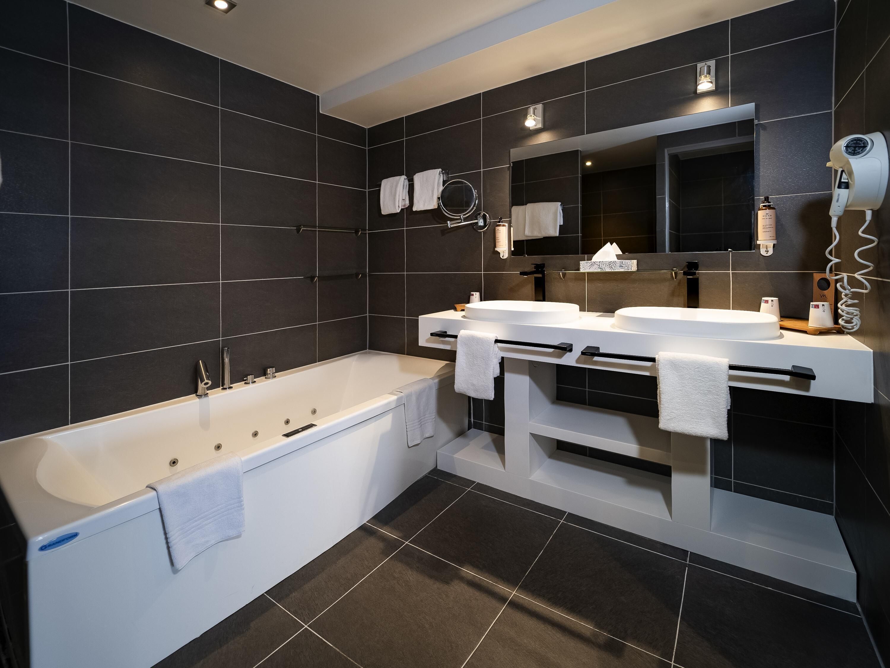 superior suite, 1 king bed | premium bedding, minibar, in-room safe, desk