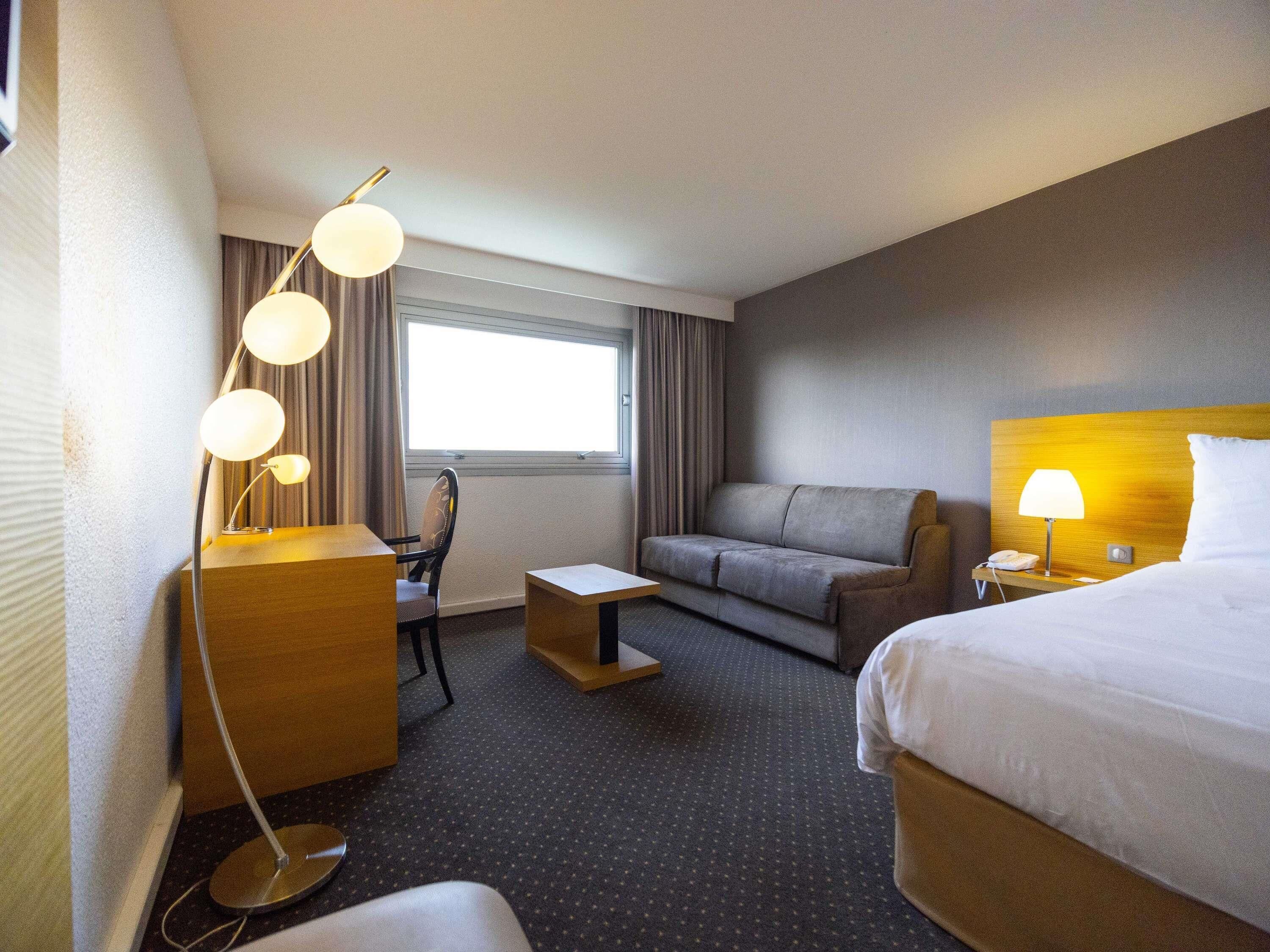 Kamar Standar, 1 Tempat Tidur Double dengan tempat tidur Sofa | Seprai premium, minibar, brankas, dan meja kerja