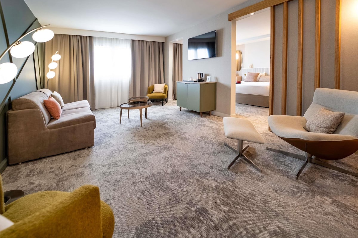 Superior Suite, 1 King Bed | Premium bedding, minibar, in-room safe, desk