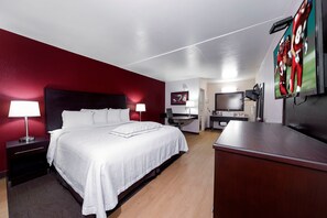 Kamar Premium, 1 Tempat Tidur King (Upgraded Bedding & Snack, Smoke Free) | Meja kerja, ruang kerja ramah laptop, dan tirai kedap cahaya