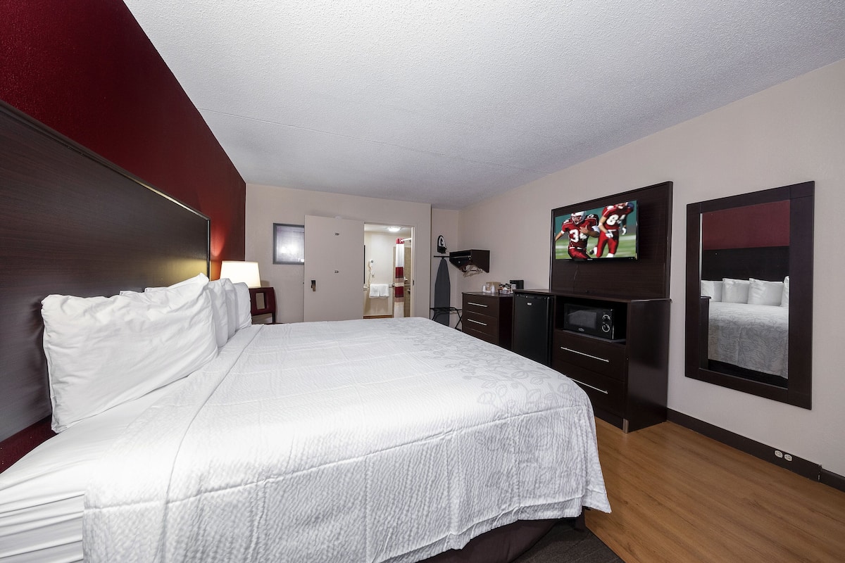 Chambre Deluxe, 1 très grand lit, accessible aux personnes à mobilité réduite (Smoke Free) | Bureau, espace de travail pour ordinateur portable, rideaux occultants
