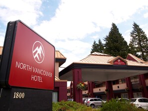 Exterior - North Vancouver Hotel (District of North Vancouver)