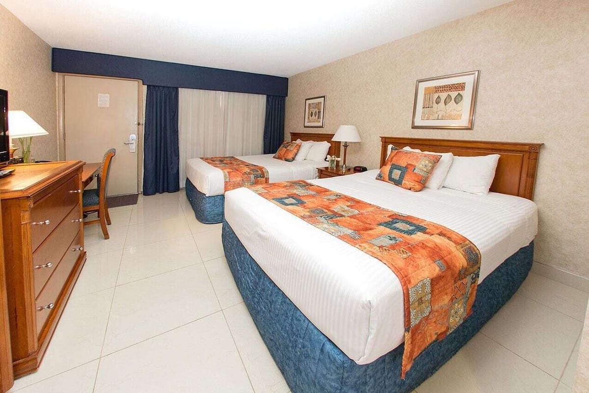 Seprai premium, tempat tidur Select Comfort, dan meja kerja