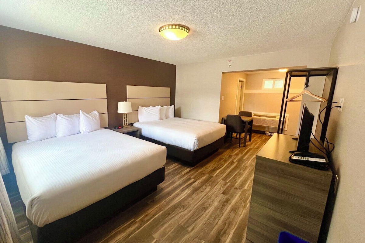 Kamar Deluks, 2 Tempat Tidur Queen, dapur kecil | Seprai premium, tempat tidur Select Comfort, dan meja kerja