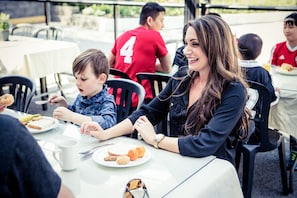 Free daily continental breakfast  - North Vancouver Hotel (District of North Vancouver)