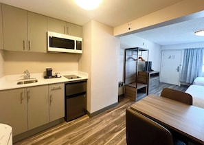 Chambre Deluxe, 2 grands lits, coin cuisine | Coin séjour