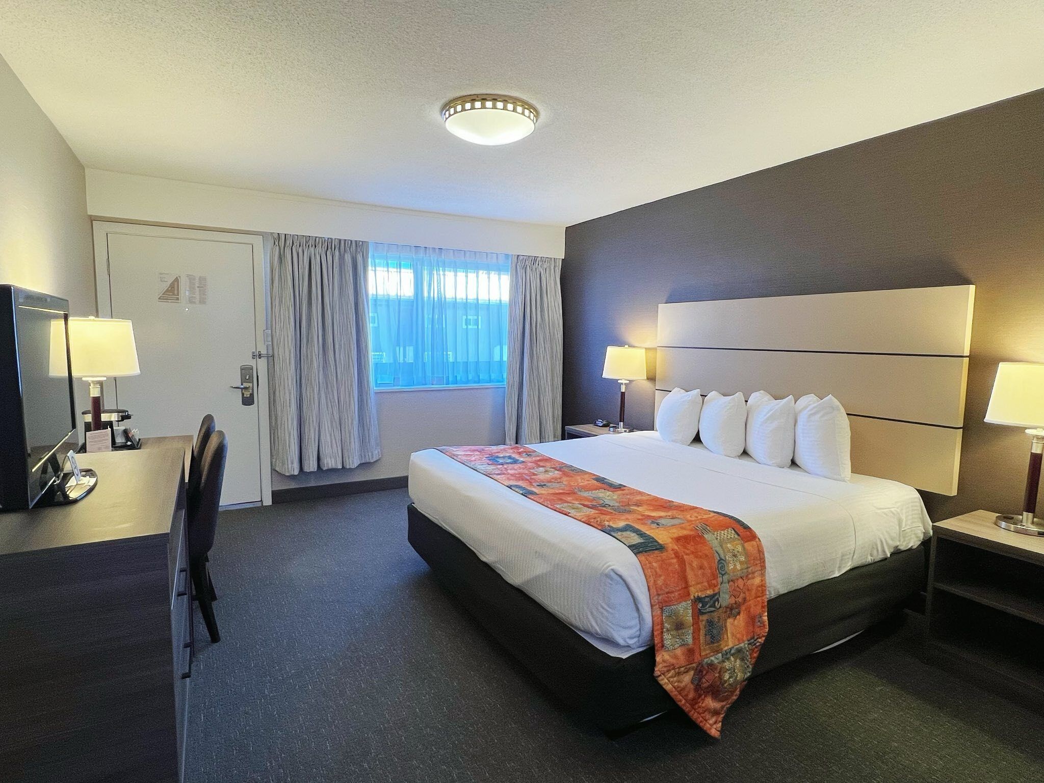 Deluxe Room, 1 King Bed | Premium bedding, Select Comfort beds, desk, blackout drapes