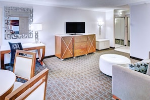 Suite, 1 très grand lit et 1 canapé-lit (2 Rooms) | Literie de qualité, couette en duvet, lit avec matelas à plateau-coussin