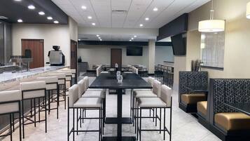 يتم تقديم الإفطار والغداء والعشاء