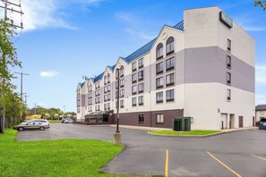 Exterior - Quality Suites Milwaukee Airport (Milwaukee)
