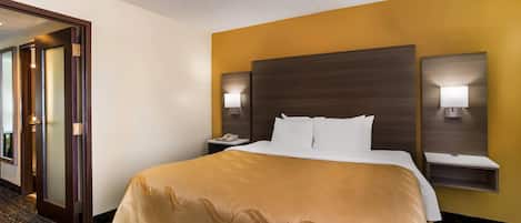 Suíte, 1 cama King e sofá-cama, acessível, para não fumantes | Roupas de cama premium, ferros/tábuas de passar roupa, berços grátis