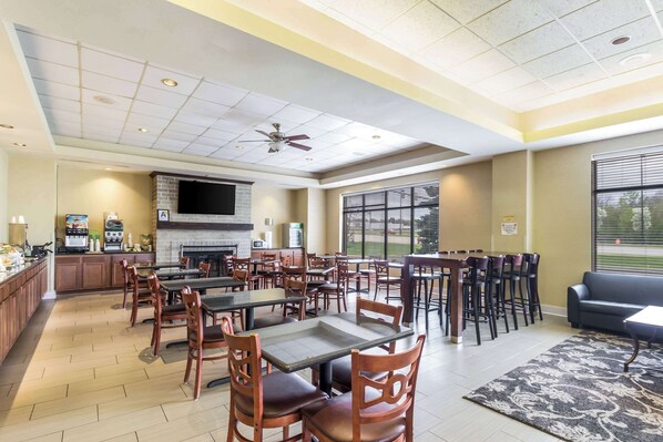 Café da manhã com buffet grátis todos os dias