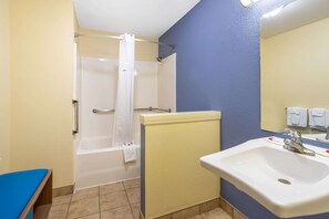 Habitación, 1 cama King size, con acceso para personas discapacitadas, para no fumadores | Baño para personas con discapacidad