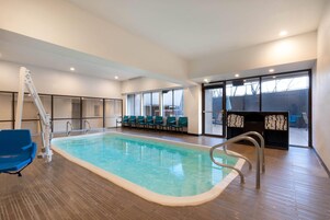 Piscina interna, funciona das 9h às 22h, guarda-sóis, espreguiçadeiras