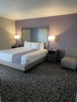 ห้องสวีท, เตียงคิงไซส์ 1 เตียง, ปลอดบุหรี่ (Various Views) | โต๊ะทำงาน, พื้นที่ทำงานแบบใช้แล็ปท็อป, ผ้าม่านกันแสง, เตารีด/โต๊ะรีดผ้า