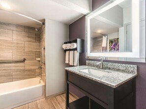 Suite, 2 Tempat Tidur Queen, Bebas Asap Rokok (Various Views) | Meja kerja, ruang kerja ramah laptop, dan tirai kedap cahaya