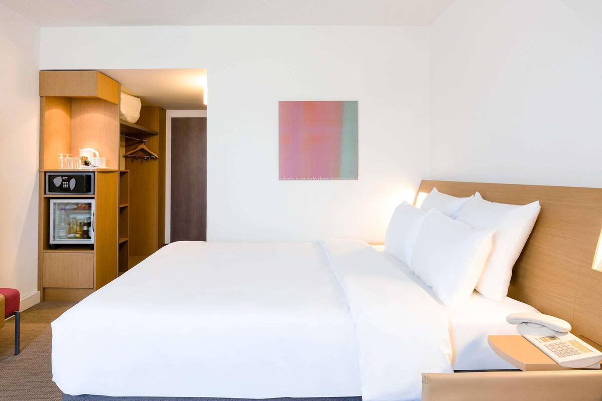 hypo-allergenic bedding, minibar, in-room safe, desk