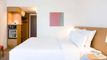 Allergikerbettwaren, Minibar, Zimmersafe, Schreibtisch