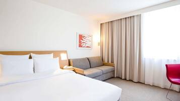 Allergitestade sÀngklÀder, minibar och vÀrdeförvaringsskÄp pÄ rummet