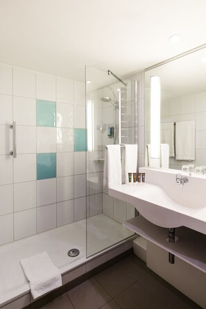 Standard Double Room, 1 Double Bed with Sofa bed | Bathroom shower - Novotel Nuernberg Messezentrum (Nuremberg)