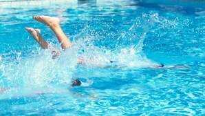 A swimming pool with clear blue water. - Novotel Nuernberg Messezentrum (Nuremberg)