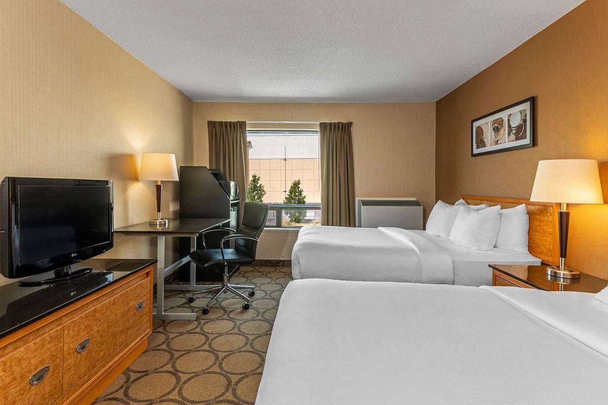 Premium bedding, pillowtop beds, desk, blackout drapes