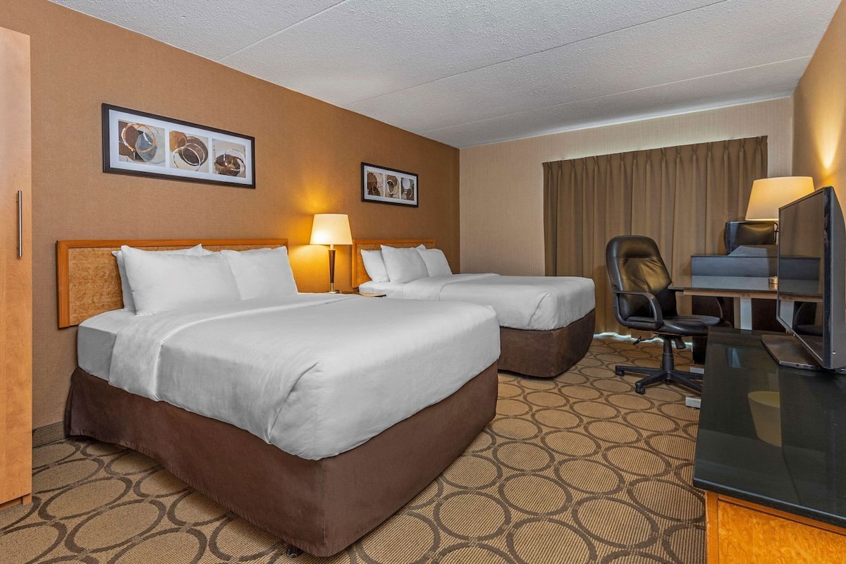 Premium bedding, pillowtop beds, desk, blackout drapes