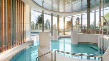 Piscine extérieure, chaises longues