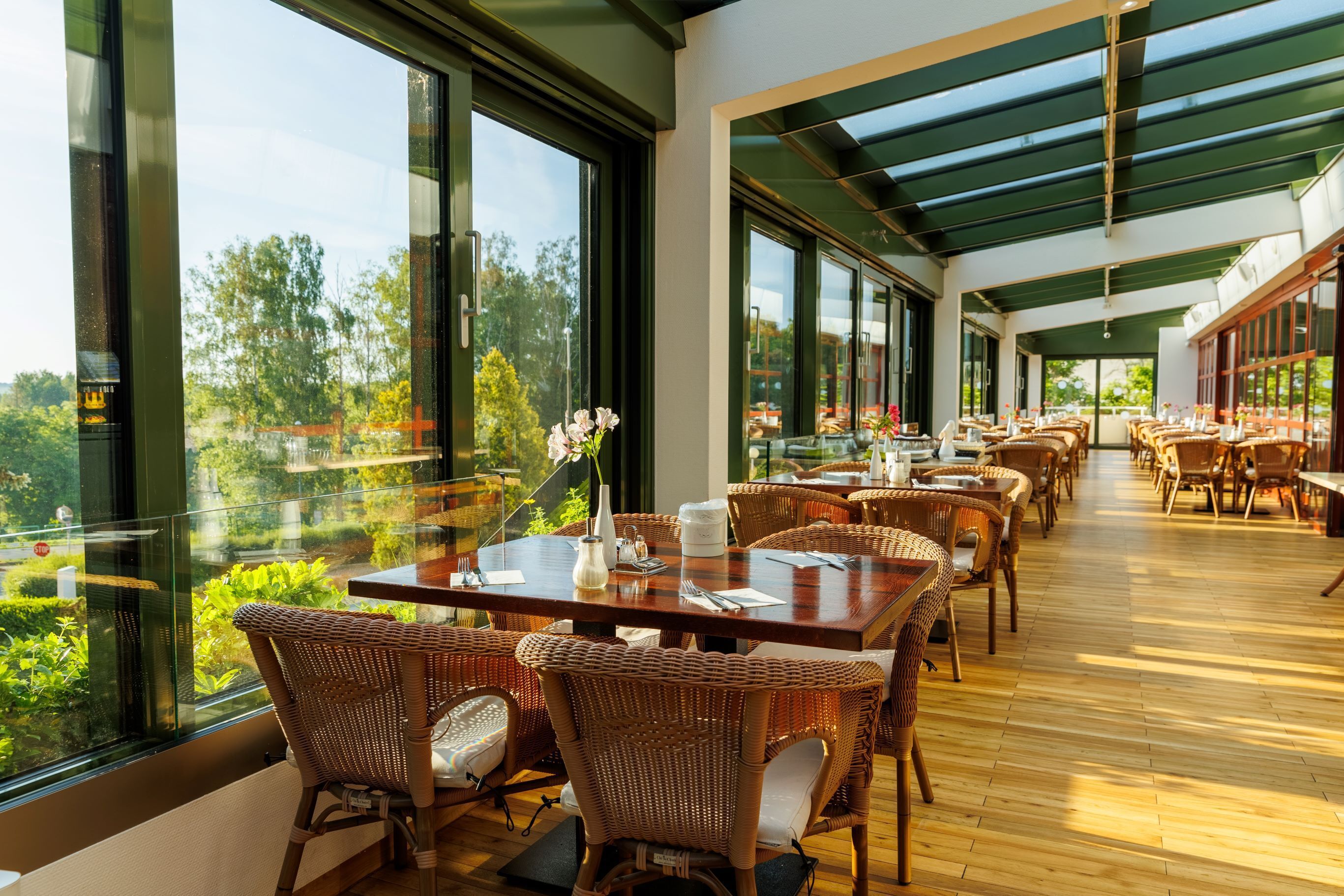 Petit déjeuner, déjeuner et dîner servis sur place, vue sur le jardin