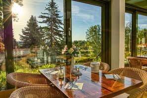 Frühstück, Mittagessen, Abendessen, Blick auf den Garten 