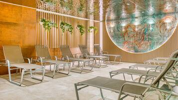 Een sauna, warm/mineraalwaterbronnen, lichaamsbehandelingen