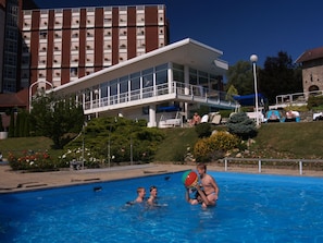 Piscine couverte, piscine extérieure (ouverte en saison)