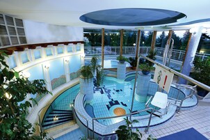 Una piscina techada, una piscina al aire libre de temporada