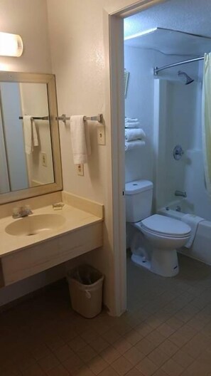 Combined shower/bathtub, free toiletries, towels