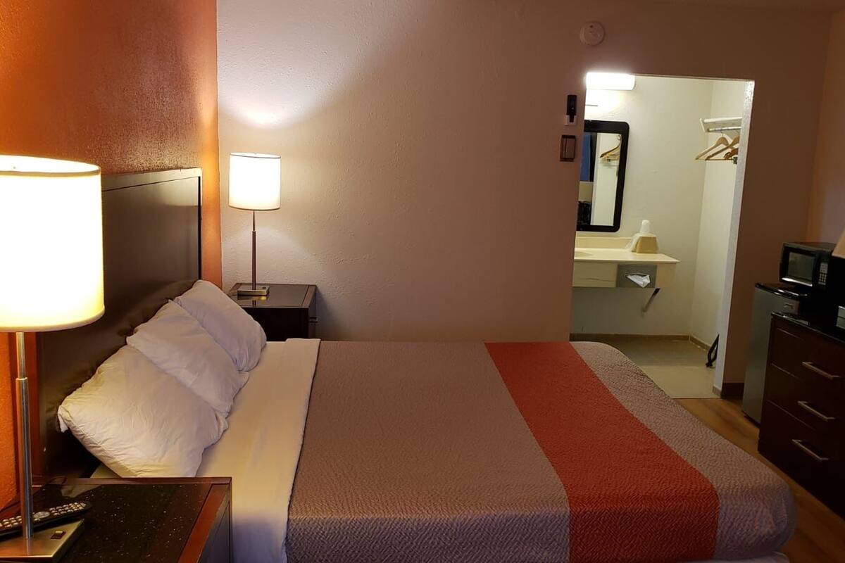 Premium bedding, iron/ironing board, free WiFi