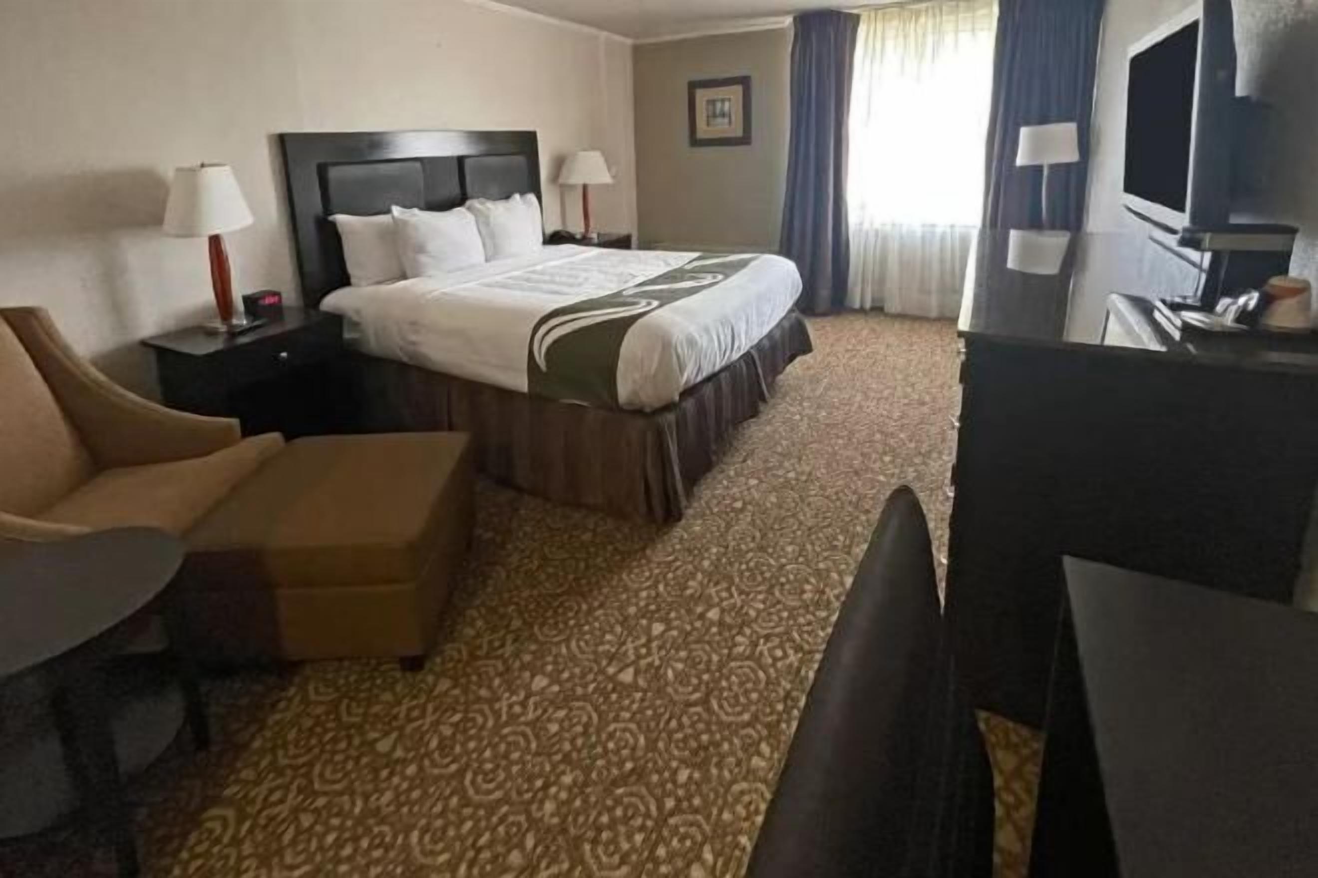 Bộ đồ giường cao cấp, nệm có lớp đệm bông, màn/rèm cản sáng 