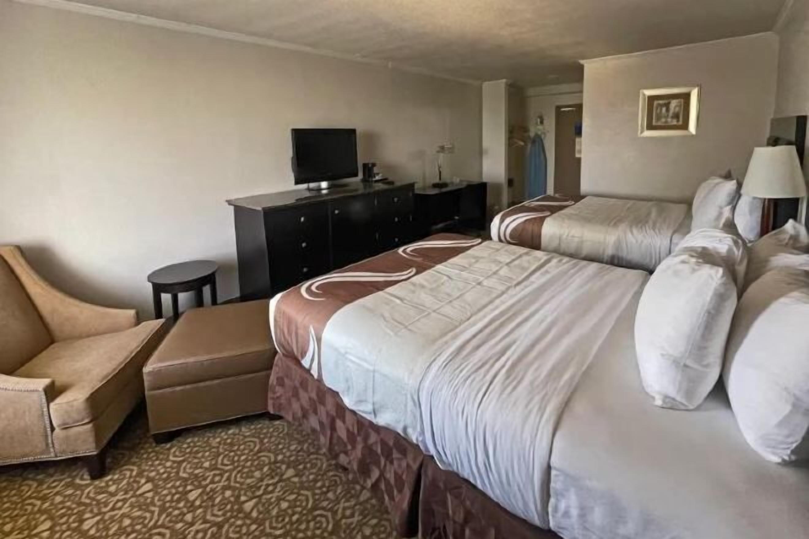 Bộ đồ giường cao cấp, nệm có lớp đệm bông, màn/rèm cản sáng 