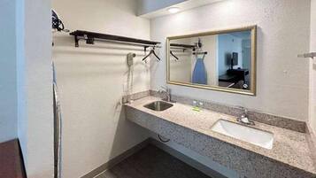 Bañera con ducha, bañera profunda, toallas, jabón