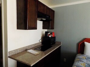 Full-sized fridge, microwave, stovetop, toaster